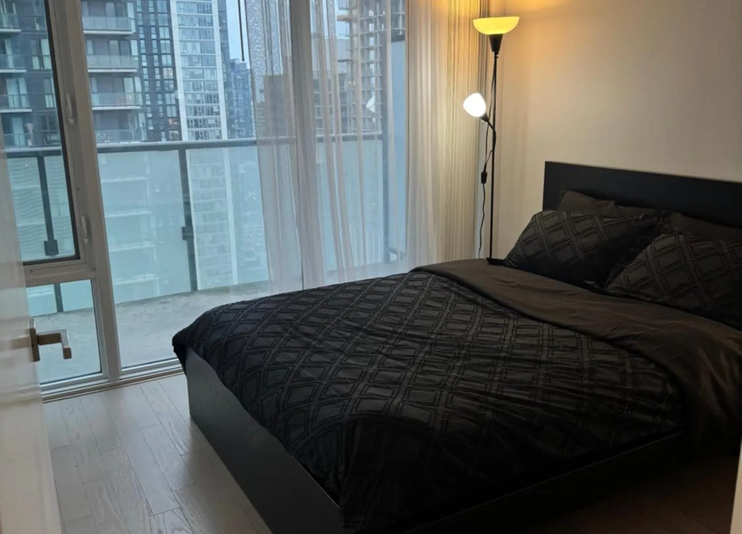 Cozy 1 Bedroom Downtown